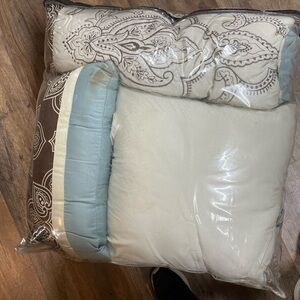 Elegant Cream and Blue Paisley Comforter Set